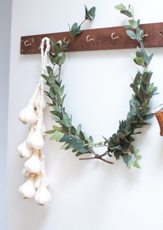 Garlic and wreath hanging on the hooks.