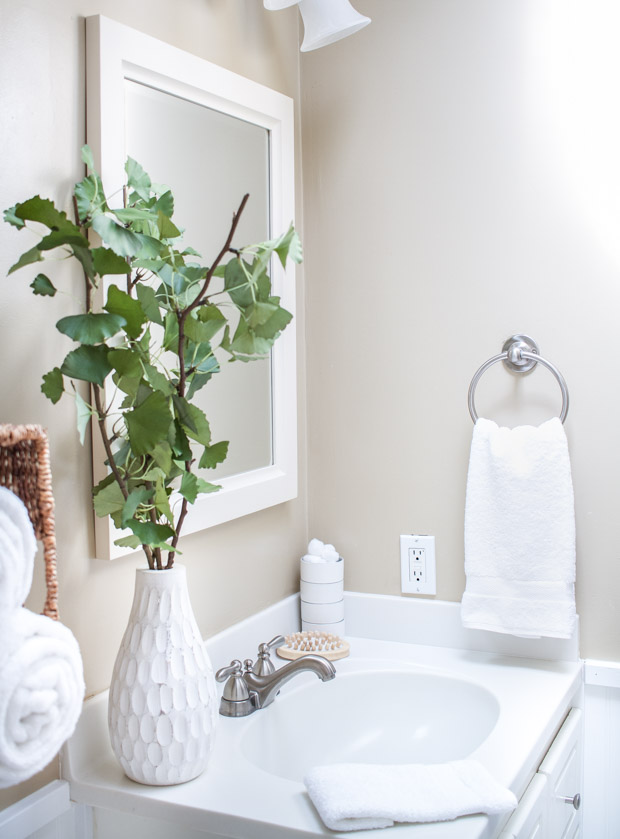 Cute way to make your hand towels look fancy!  Bathroom towels display,  Towel hanging ideas, Towel display