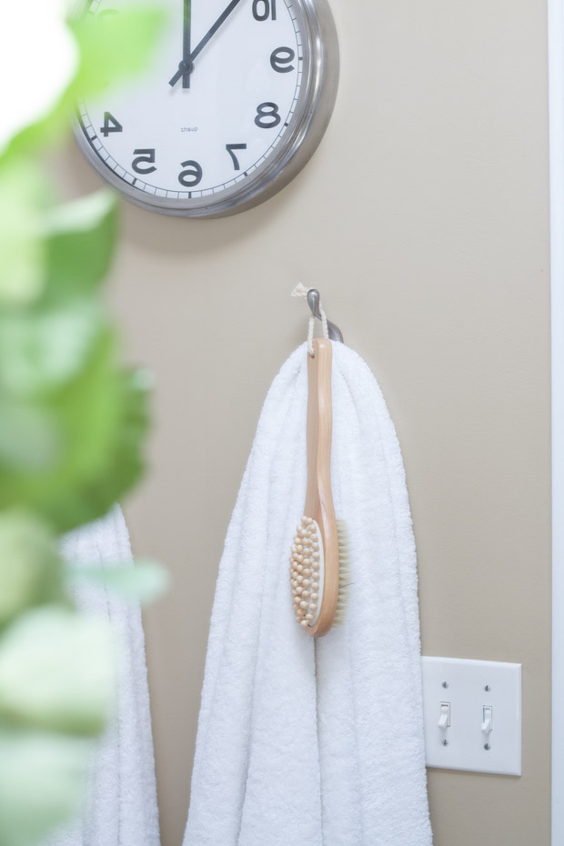 Simple Ways to Display and Store your Bathroom Towels - Boll and Branch -  zevy joy