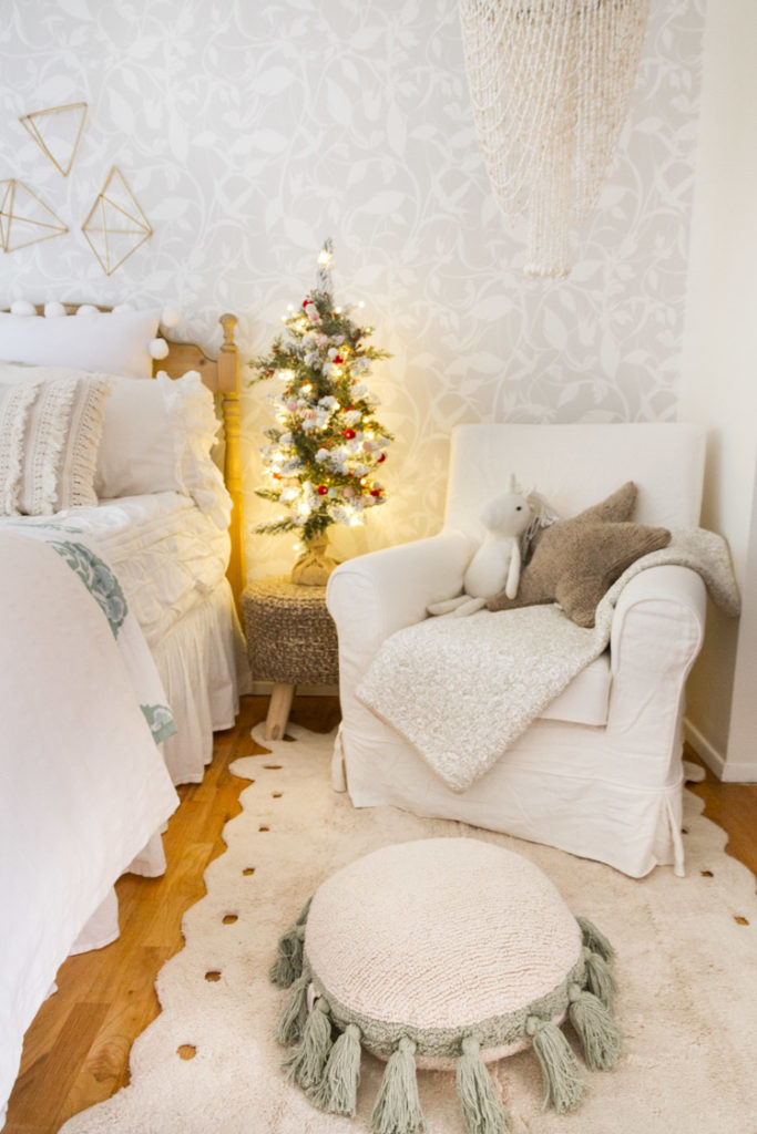 Little Girl's Bedroom Decorated For Christmas - zevy joy