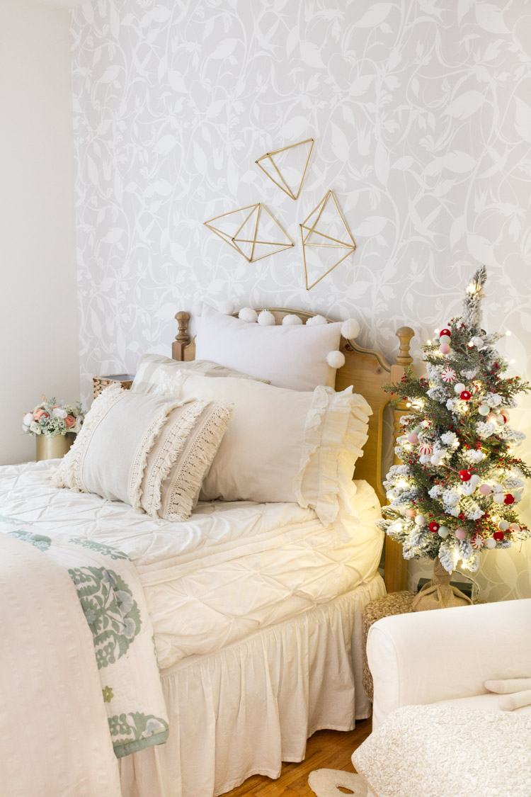 Little Girl S Bedroom Decorated For Christmas Zevy Joy