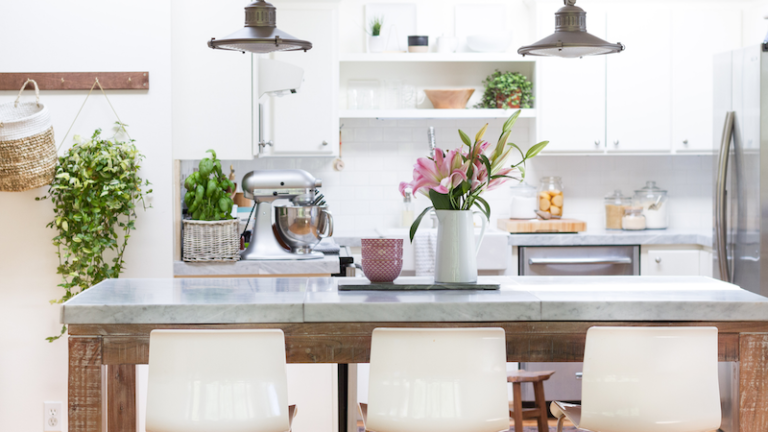 Spring Styling Tour – Fresh Greenery and Pink Touches in the Kitchen
